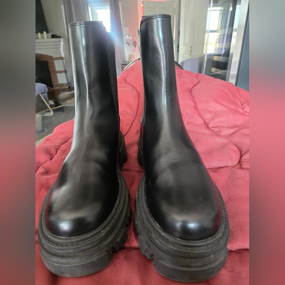 Oak & Fort Black Leather Bootie. - Picture 7 of 8